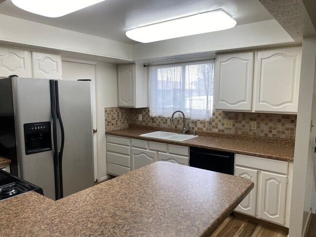 Building Photo - 2 Weeks Rent Free! 4 Bed, 3 Bath Condo in South Ogden