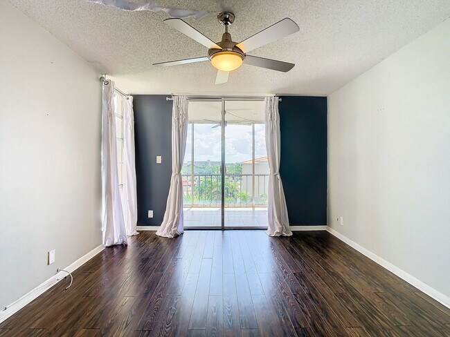 Building Photo - 7400 Sun Island Dr S