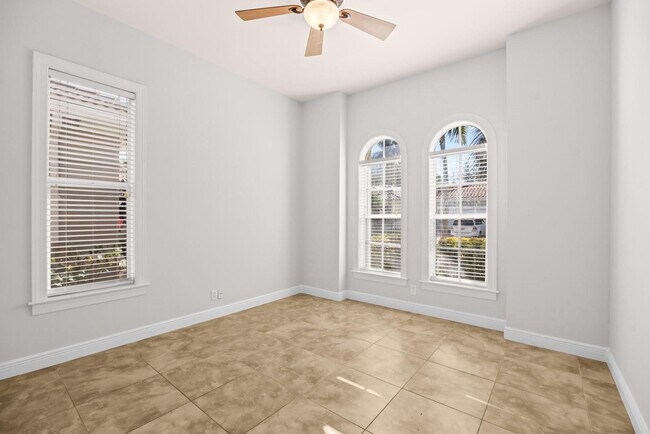 Building Photo - 844 SW Pebble Ln