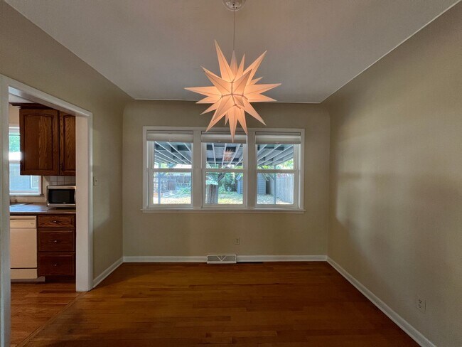 Building Photo - Charming 4BED/2 BATH Brick Ranch Home in L...