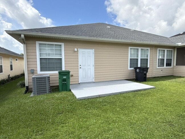 Building Photo - Beautiful 3 bedroom town home with wood fl...