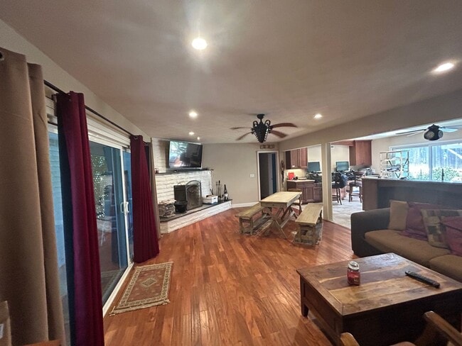 Building Photo - RURAL CHARM ON TOP OF THE HILLS IN VISTA