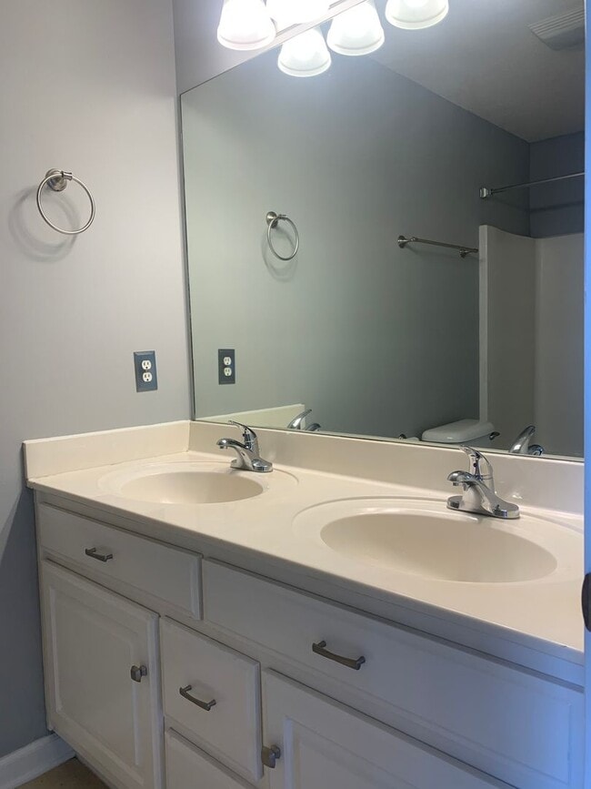 Building Photo - 11 Newcastle Dr