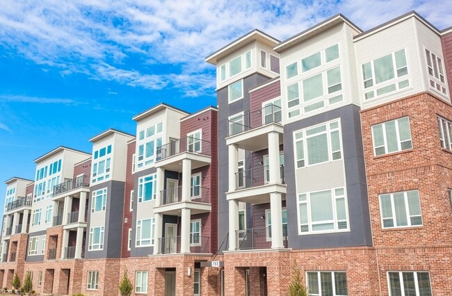 Building Photo - Summit Square