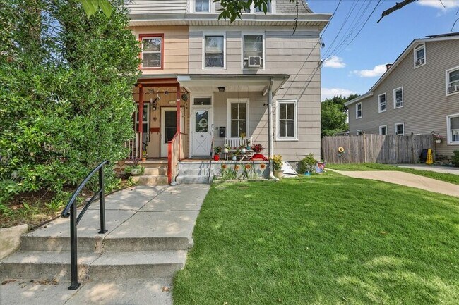 Building Photo - 122 S Davis St