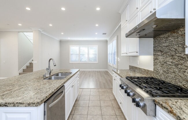 Building Photo - FOR RENT 4BD/3.5 BA/2Garage/Single Family ...