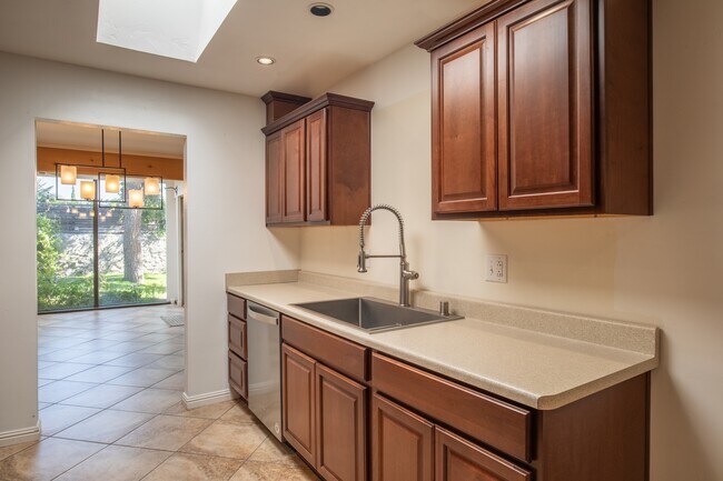 Building Photo - 2921 Valle Vista