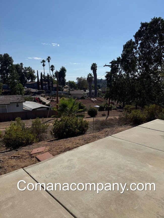 Building Photo - Gorgeous, spacious 3BR/2BA w views, yard, ...