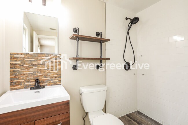 Building Photo - 229 Evergreen Ln