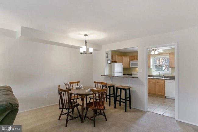 Building Photo - 933 Elm Rd