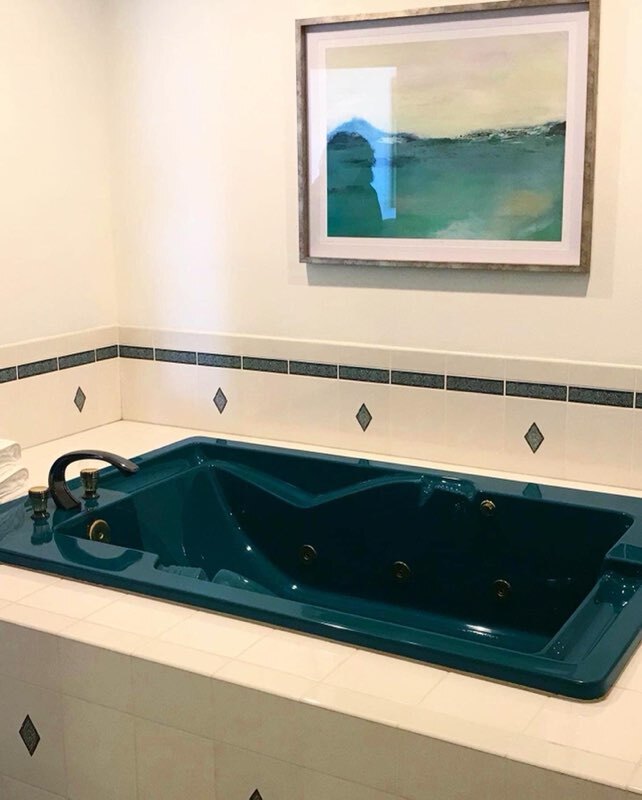 Spa tub for in-house retreat - 704 N Tomahawk Island Dr