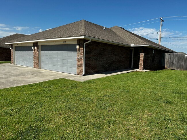 Primary Photo - 3 Bed 2 Bath Duplex in Moore Schools!