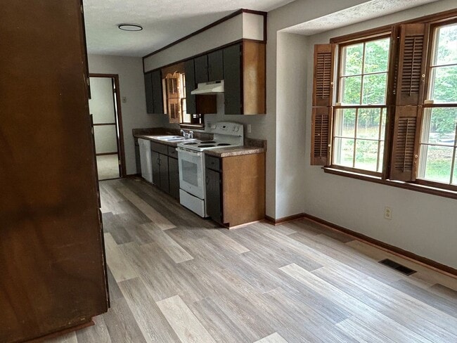 Building Photo - 504 Stoney Brook Dr SW