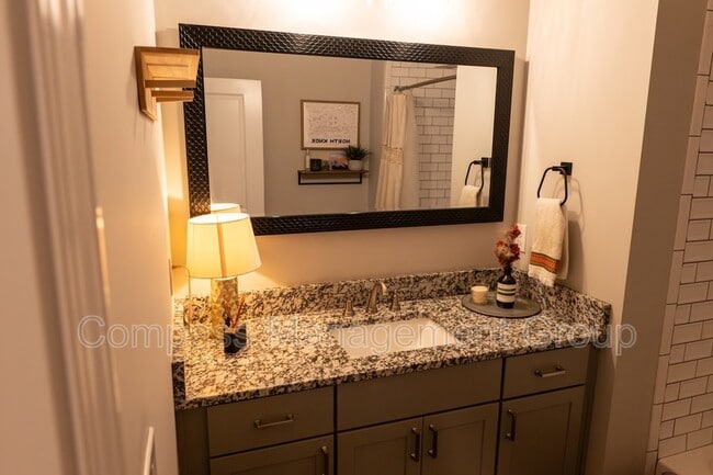 Building Photo - 933 E Churchwell Ave