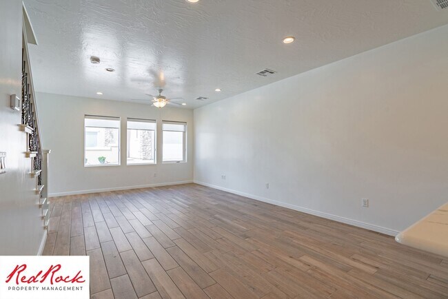 Building Photo - 3 Bedroom, 2.5 Bathroom Townhome in Ivins City