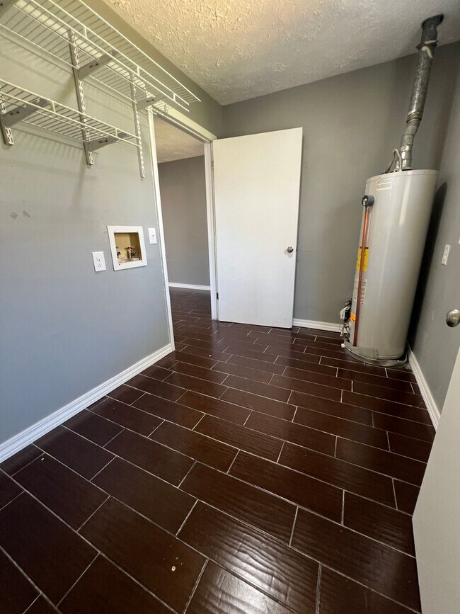 Building Photo - 3 bedroom/1 bathroom house