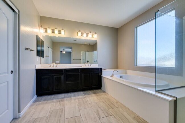 Building Photo - Beautiful Next-Gen Home with Private Entry Suite & Spacious Backyard * MOVE IN SPECIAL*