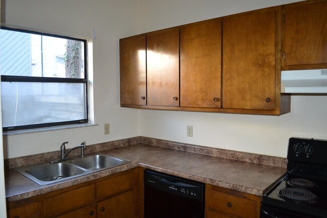 Building Photo - Home For Rent