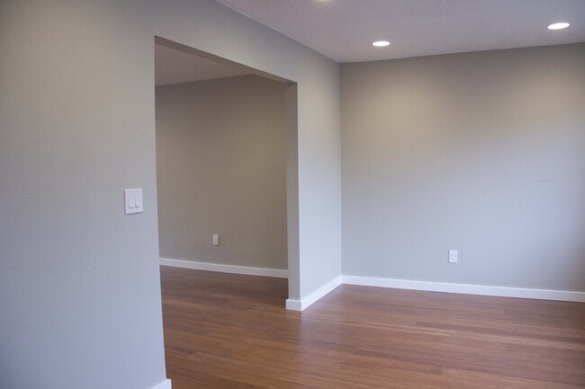 Building Photo - 2bed/2bath, W/D in unit, garage, and all d...