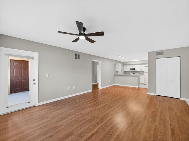 Building Photo - 121 SW Palm Dr