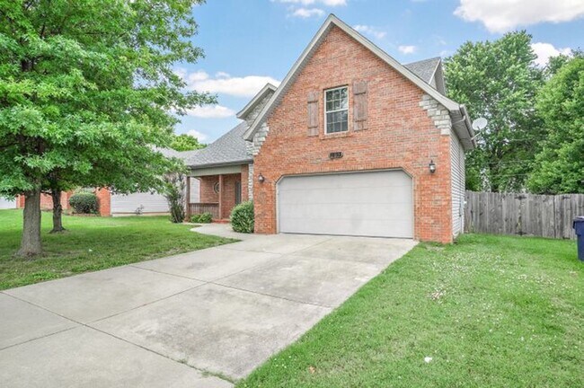 Building Photo - 1403 W Maplewood St