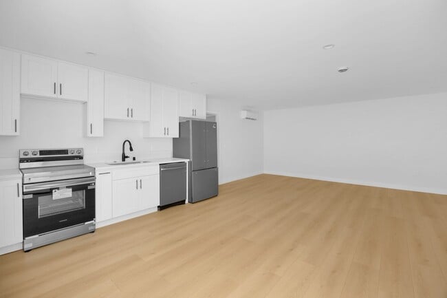 Building Photo - 4 Bedroom, 2 Bathroom Home – Near CSULB