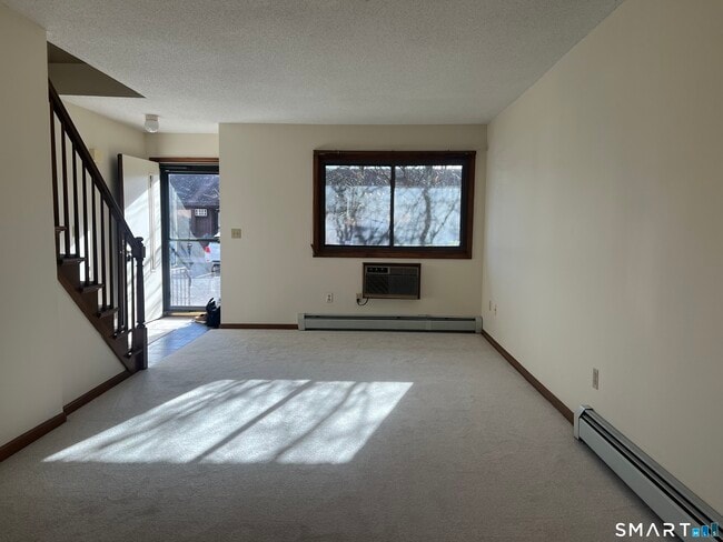 Building Photo - 649 Middle Tpke E