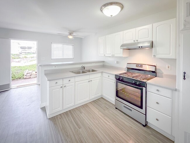 Building Photo - CUTE CONDO IN A DUPLEX W/ LARGE BACKYARD AVAILABLE FOR RENT!