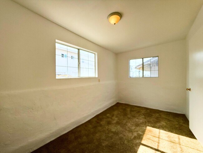 Building Photo - Welcome to your beautiful beach cottage, perfectly situated in Ocean Beach!
