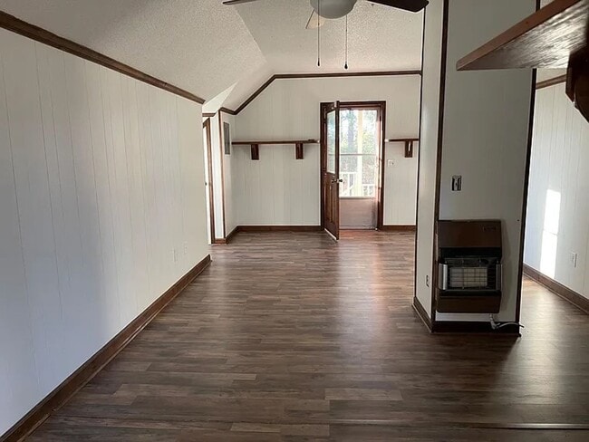 Building Photo - Upstairs Apartment with private entrance!
