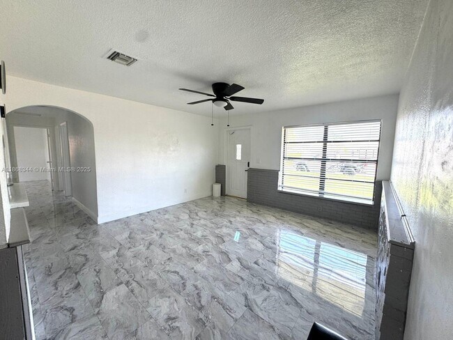 Building Photo - 4119 SW 49th St