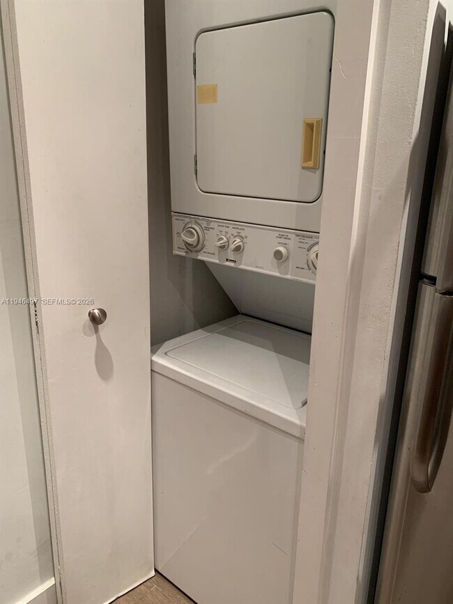 Building Photo - 911 E Ponce De Leon Blvd