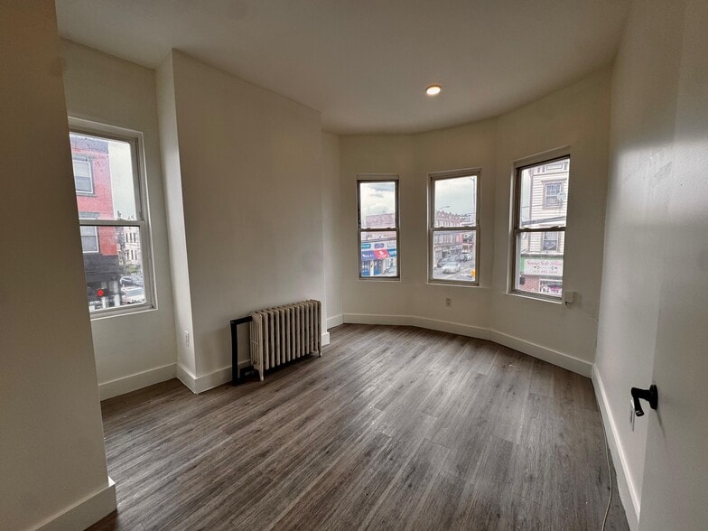 Building Photo - 530 W Side Ave