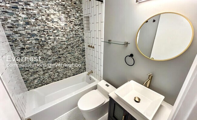 Building Photo - 2 Bed, 1 Bath with Attached Garage / Pet-F...