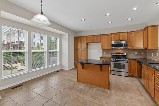 Building Photo - 8611 Macedonia Lake Dr