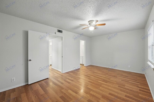 Building Photo - 6708 S Creek Dr