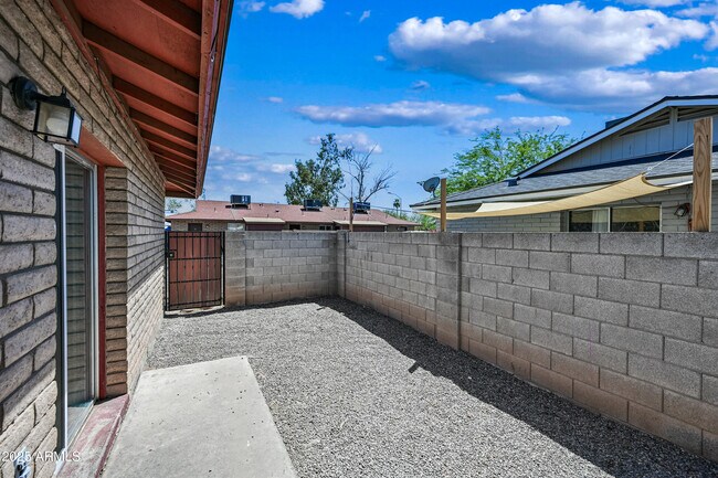 Building Photo - 435 E Vine Ave