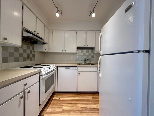 Building Photo - Charming 2-Bedroom Townhome in Sullivan's ...