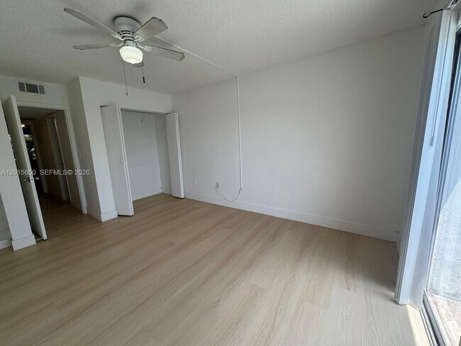 Building Photo - 4122 SW 61st Ave
