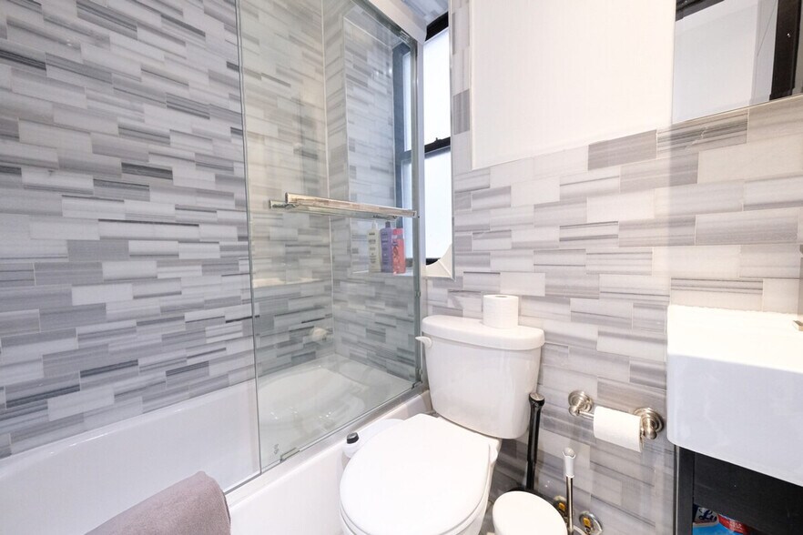 Building Photo - 5 W 101st St