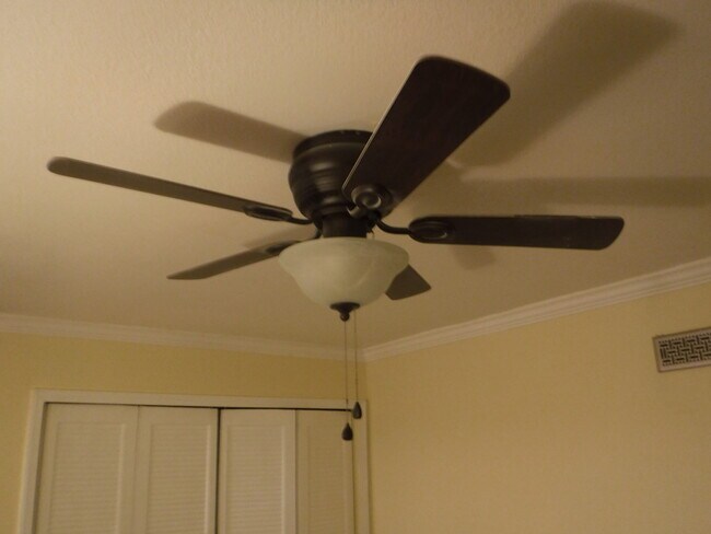 Building Photo - 1053 Park Ave