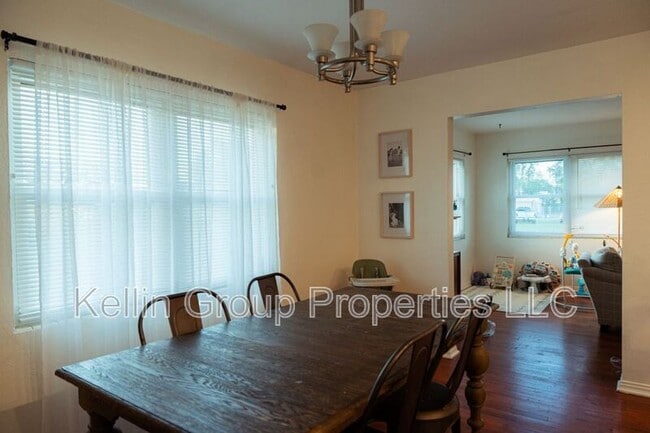 Building Photo - 1805 E Fern Rd