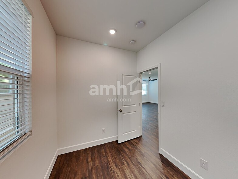 Building Photo - 8938 Tiger Tooth Ave