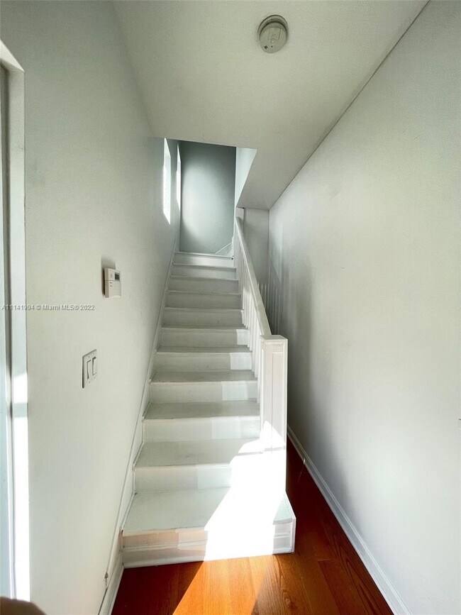 Building Photo - 1525 SW 9th St