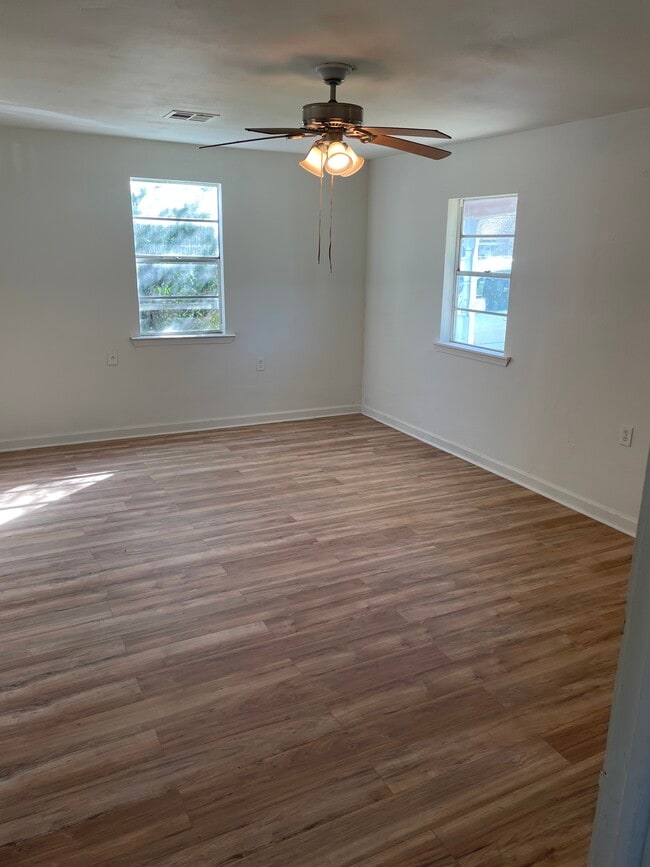 Building Photo - 1117 Evergreen Dr