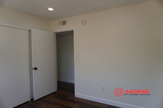 Building Photo - Spacious 4BR/2BA Bakersfield Home with Fireplace