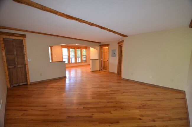 Building Photo - 471 High Point Dr
