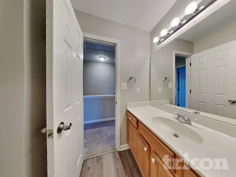 Building Photo - 4409 Woodlawn Dr