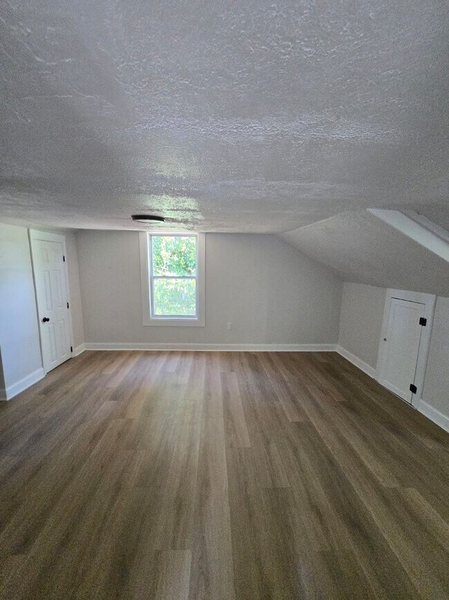 Building Photo - Spacious Single-Family Home in Chattanooga...