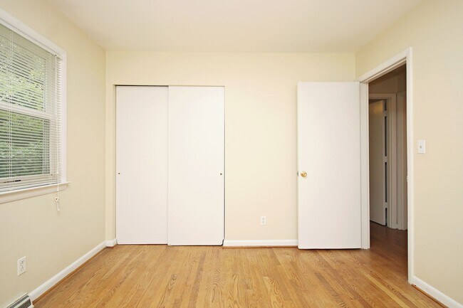 Building Photo - Student & Pet-Friendly UVA Area Rental